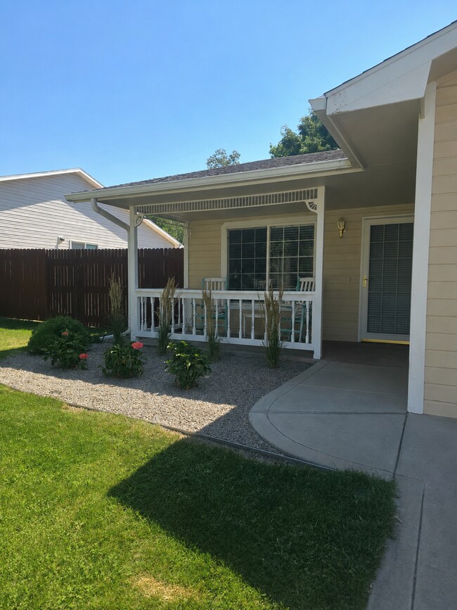 Foto del edificio - Beautiful townhouse with updated bathrooms. Available now!