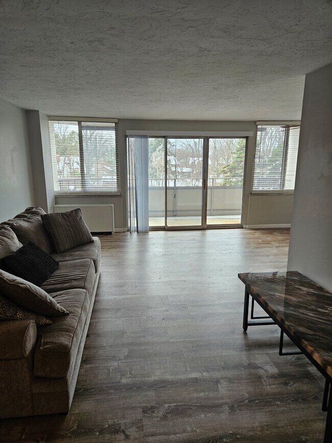 Foto del edificio - 12900 Lake Ave