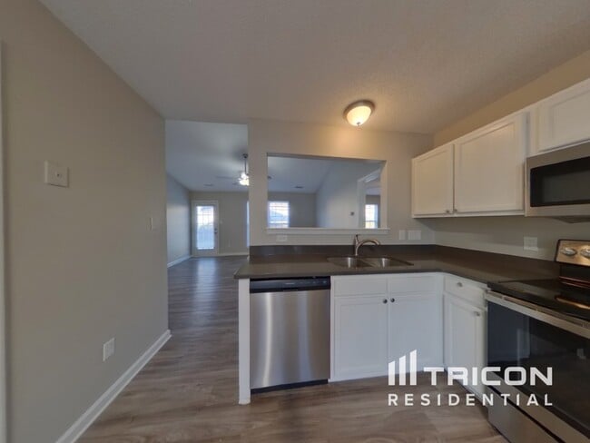 Building Photo - 2744 Fairstone Ave