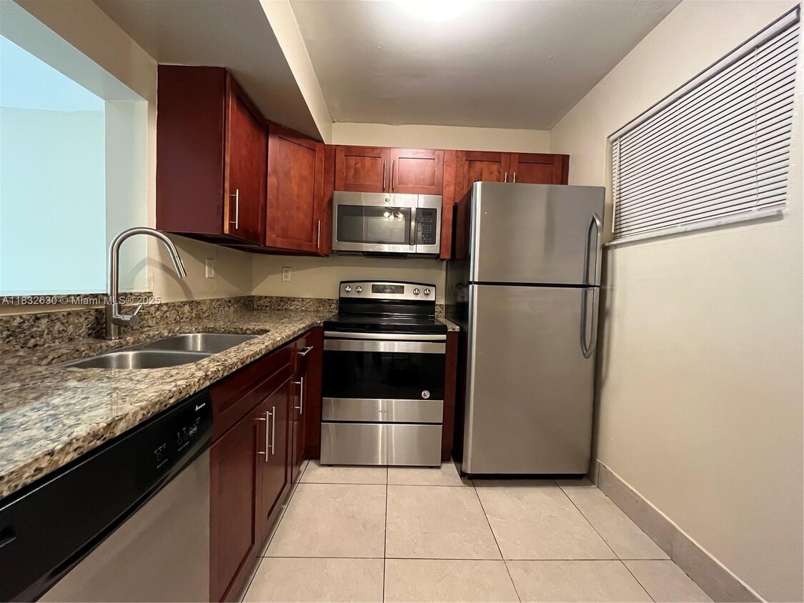 Primary Photo - 3700 NW 21st St