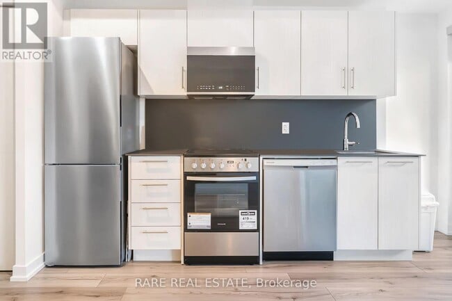 Building Photo - 871 Sheppard Ave W