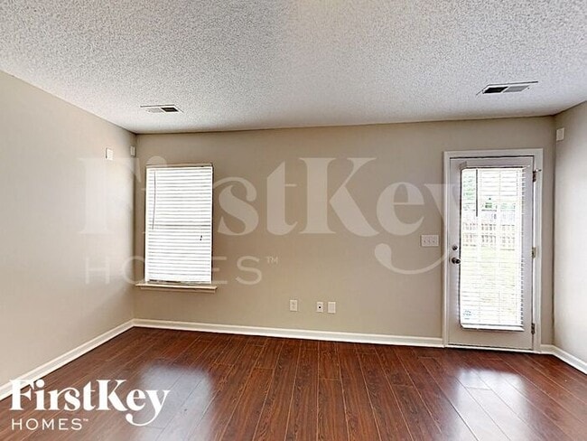 Foto del edificio - 4145 Crestwood Cir