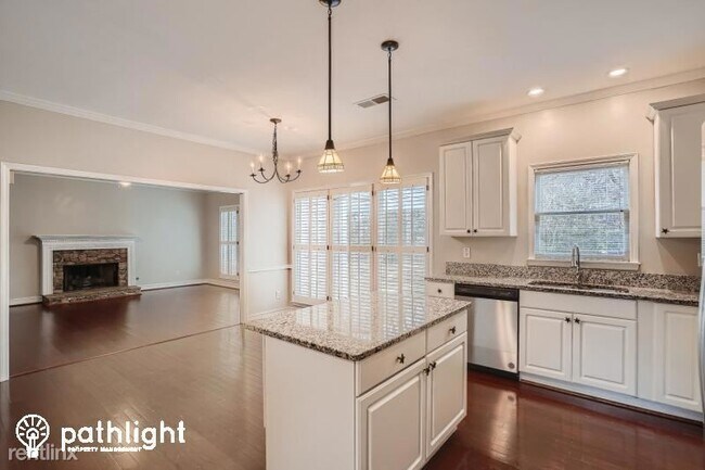 Building Photo - 4 br, 2.5 bath House - 1045 Mayfield Manor...