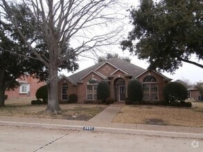 Building Photo - 3007 Oak Dr
