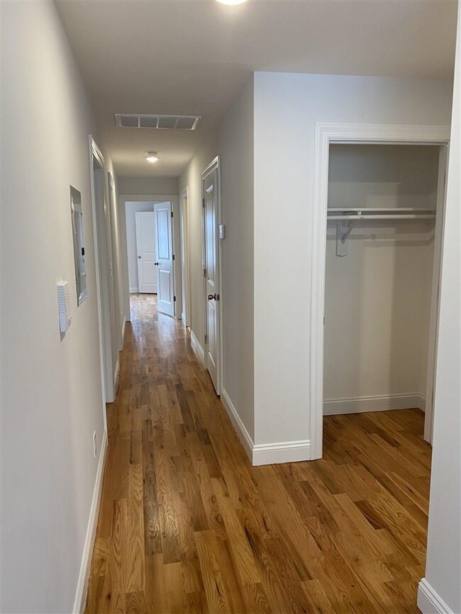 Foto del edificio - 127-129 Brookdale Ave