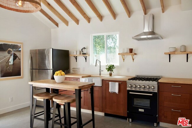 Building Photo - 1249 N Hoover St