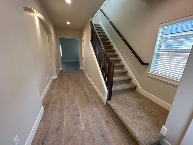Foto del edificio - **$500 Off First Month's Rent** Newer SE Bend House w/A/C, 3 Bdrms, 2.5 Baths, 2160 Sq Ft, EVO OU...