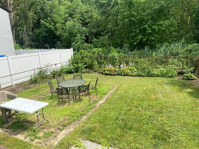 Enjoy the Yard! - 8-08 Lake St