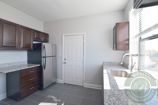 Building Photo - 3641 W Dickens Ave