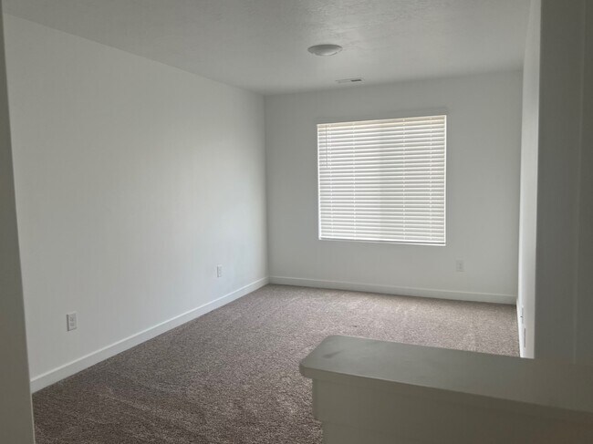 Building Photo - 1376 S Raintree Ln