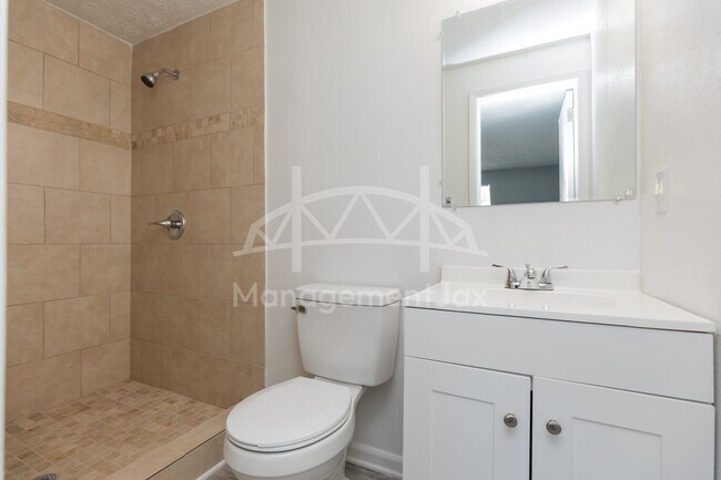 Foto del edificio - 4452 Bedivere Rd