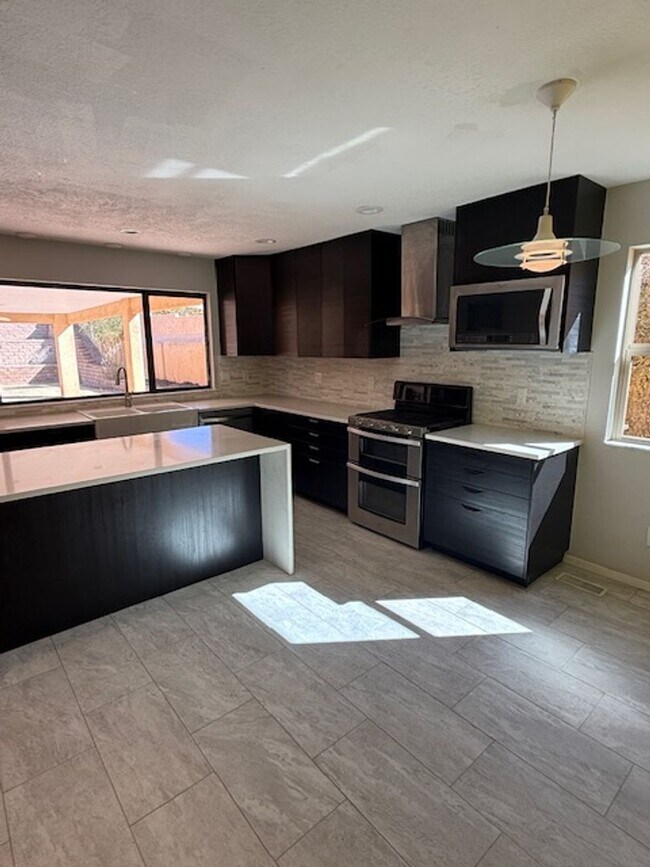 Foto del edificio - Beautiful NE Heights Neighborhood Executive style home with a Large back yard that has a full siz...