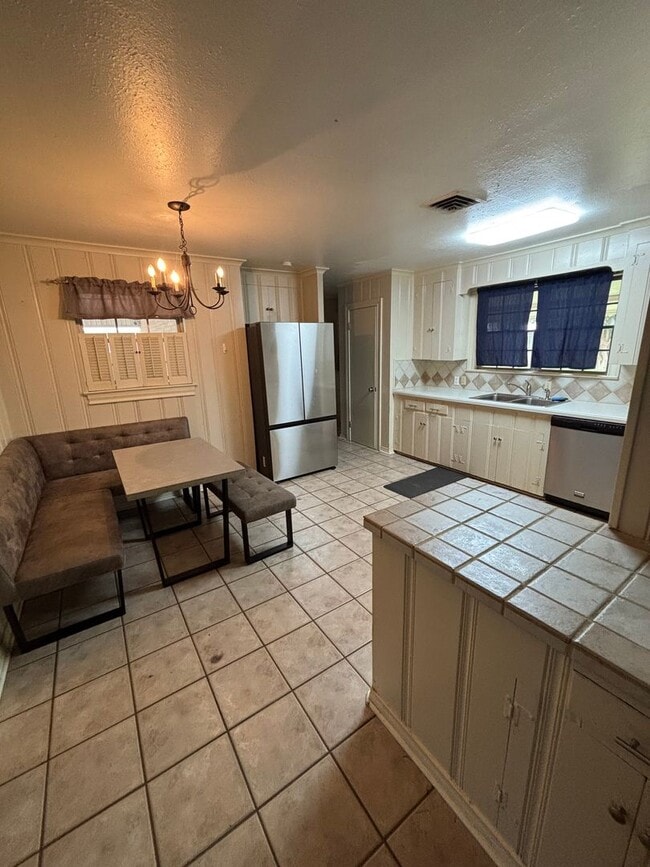 Building Photo - Beautiful 3 Bedroom Broadmoor Home
