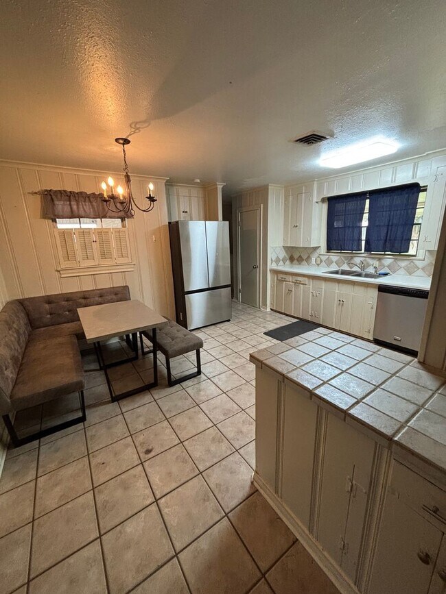 Foto del edificio - Beautiful 3 Bedroom Broadmoor Home