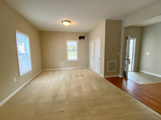 Building Photo - Spacious 1 bed / 1 bath home with great fe...