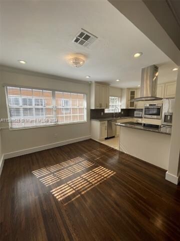 Building Photo - 300 Manor Pl