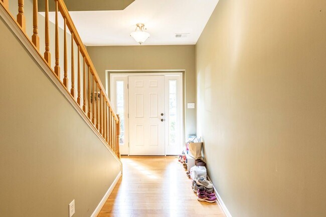 Foto del edificio - 703 Rainier Rd