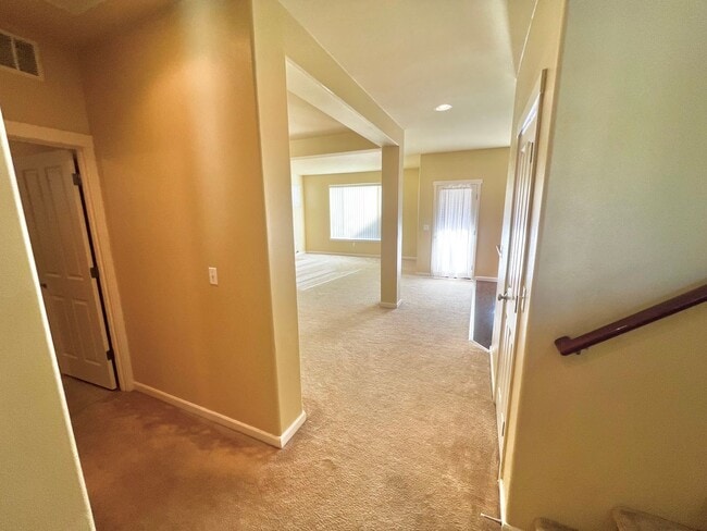 Building Photo - MOVE IN READY: 4bd 2.5ba 2,086 sq ft