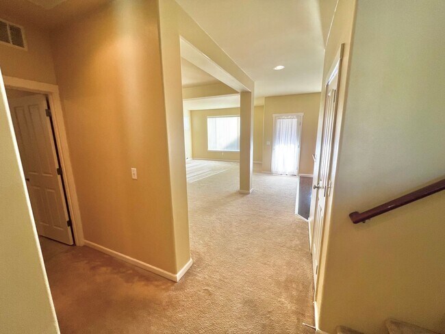 Foto del edificio - MOVE IN READY: 4bd 2.5ba 2,086 sq ft