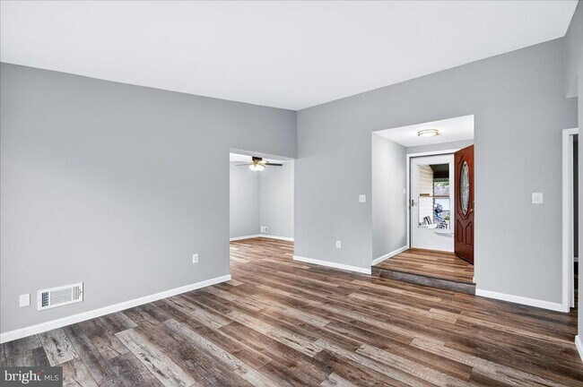 Building Photo - 6901 Vantage Dr