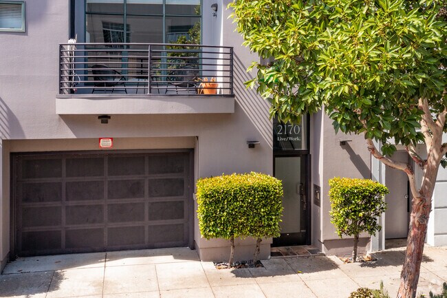 Entrada - 2170 Harrison St