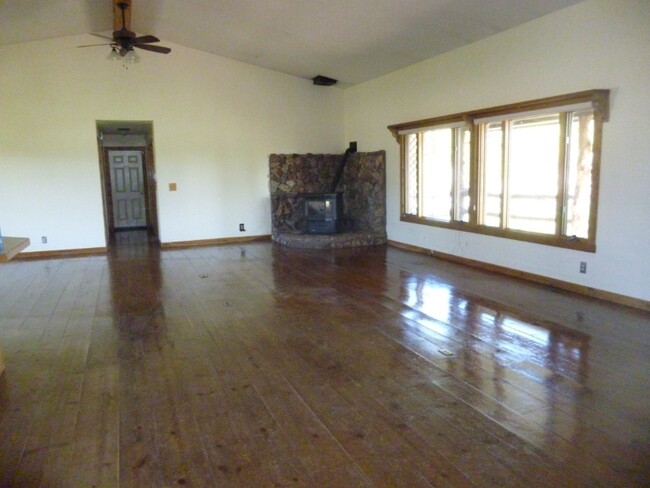 Building Photo - 7894 Murphy Rd