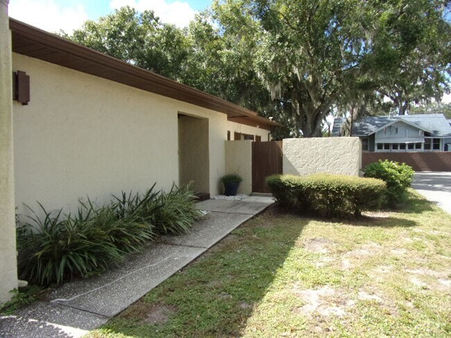Building Photo - Willow Point Estates Condo