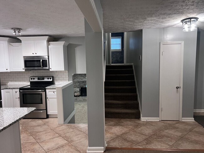 Building Photo - Spacious 4-Bedroom, 3-Bath Home with Moder...