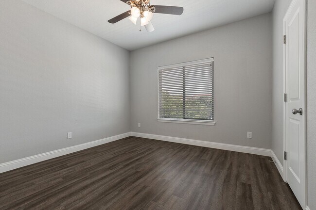 Foto del edificio - * MOVE IN SUMMER 6/29/2026* 6 Bed 4 Bath H...