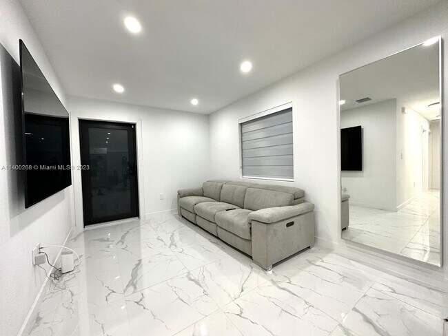 Foto del edificio - 2490-2492 NW 44th St
