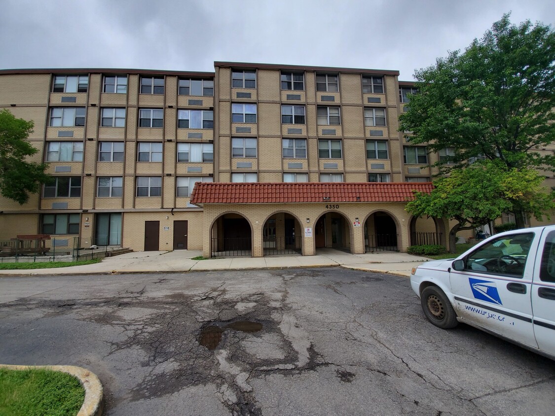 Primary Photo - 4350 W Ford City Dr