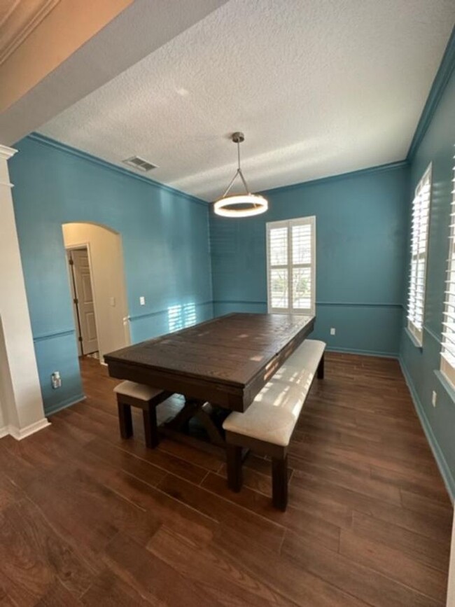 Building Photo - Remodeled 5 Bedroom 3 1/2 Bath Single Fami...