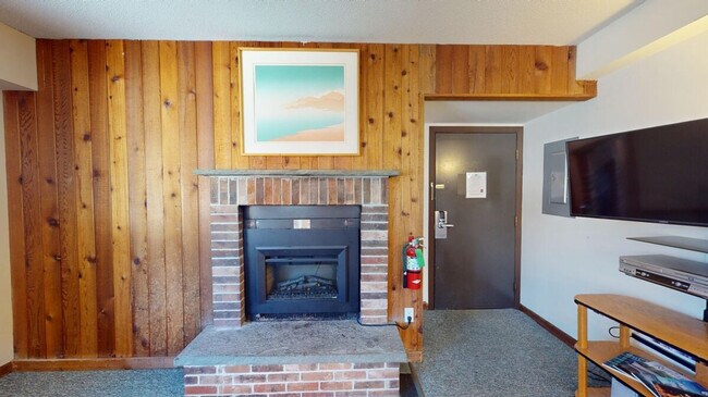Building Photo - 137 E Mountain Rd