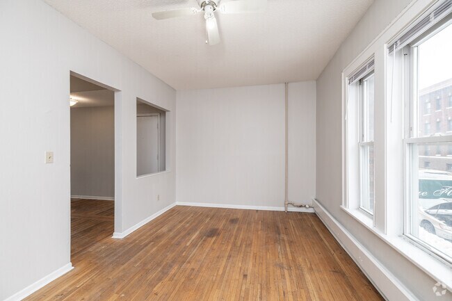 2 habitaciones, 1 baño - 720 pies cuadrados - Sala de estar - 1821 1st Ave S