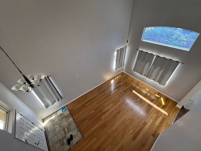 Foto del edificio - 831 Spring Mountain Ln