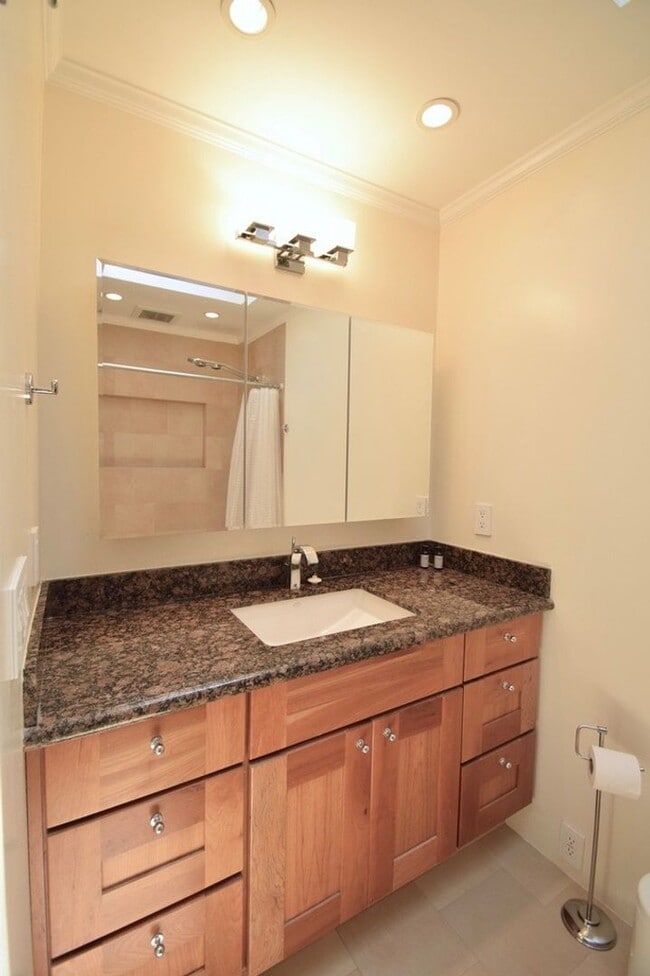 Building Photo - Peaceful and Serene 2 bedroom 2 bath