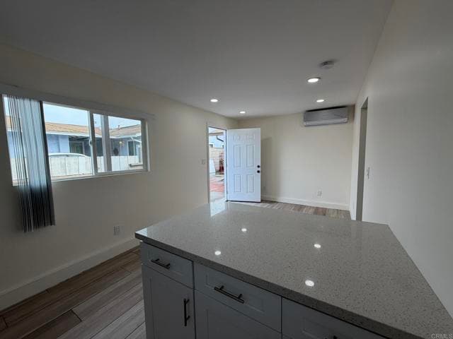 Foto del edificio - 1535 Monterey Pine Dr