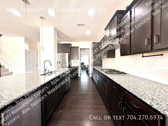 Foto del edificio - Spacious 5BR/3.5BA Furnished Home in Concord!