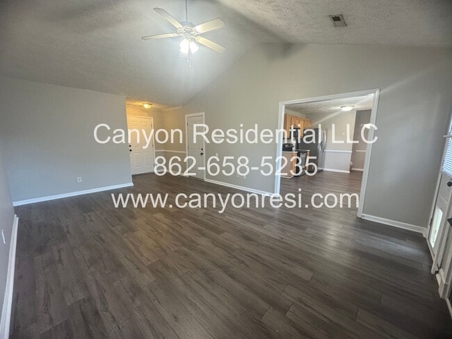 Foto del edificio - Spacious 3-Bedroom Home for Rent in Hope M...