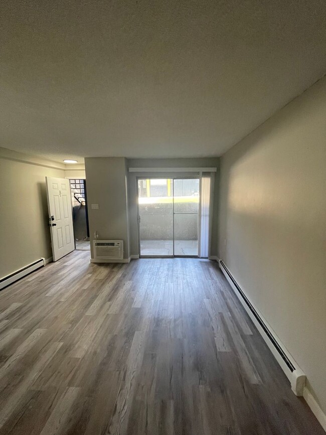 Foto del edificio - Beautifully Just Renovated End Unit Apartm...