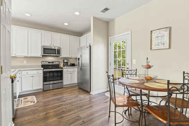 Building Photo - 2899 Woodland Park Dr