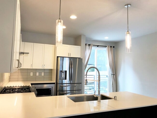 Building Photo - CONTEMPORARY WEDGWOOD 3 BED, 3 BATH TOWNHO...