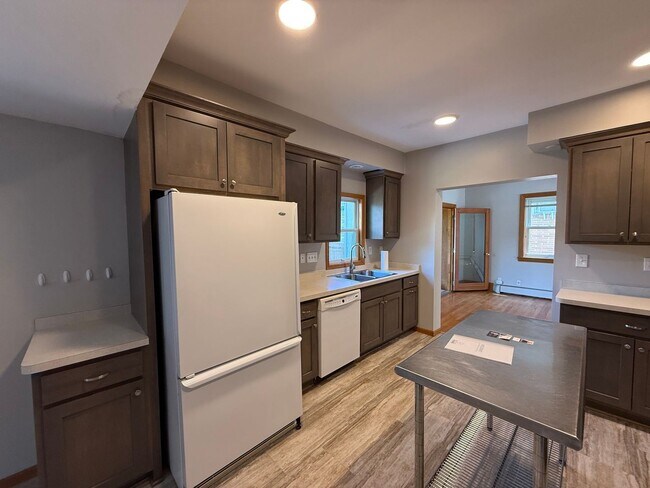 Foto del edificio - Beautiful 5 Bed 3 Bath Single Family Home ...