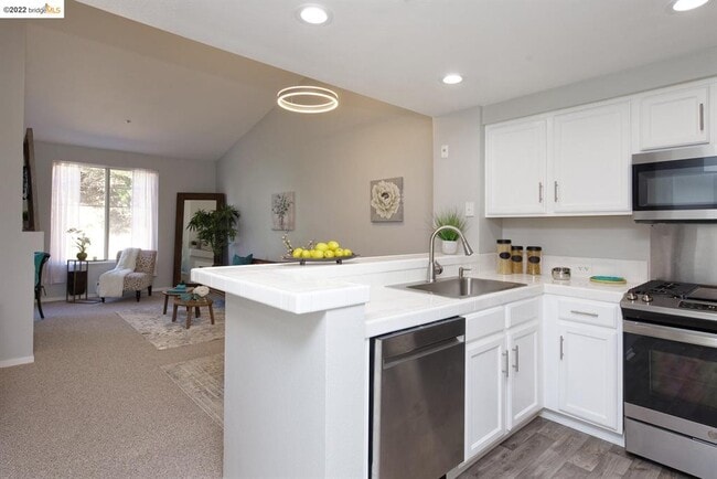 Kitchen - 320 Caldecott Ln