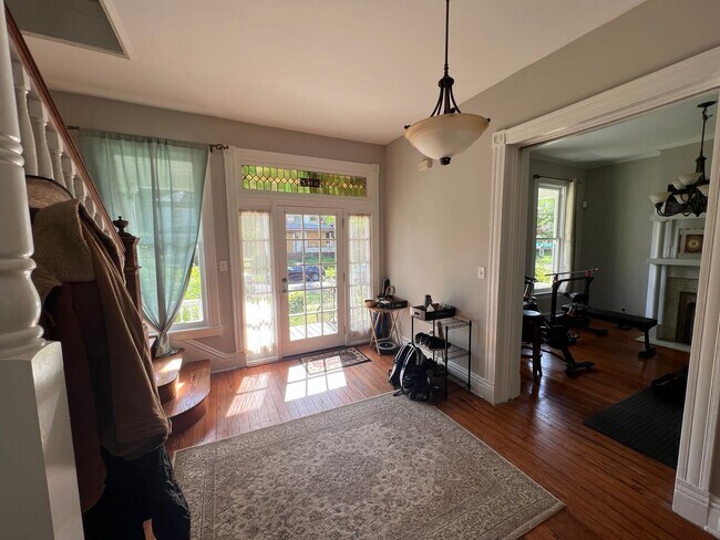 Building Photo - Gorgeous 3 bdrm/2.5 bath newly renovated h...