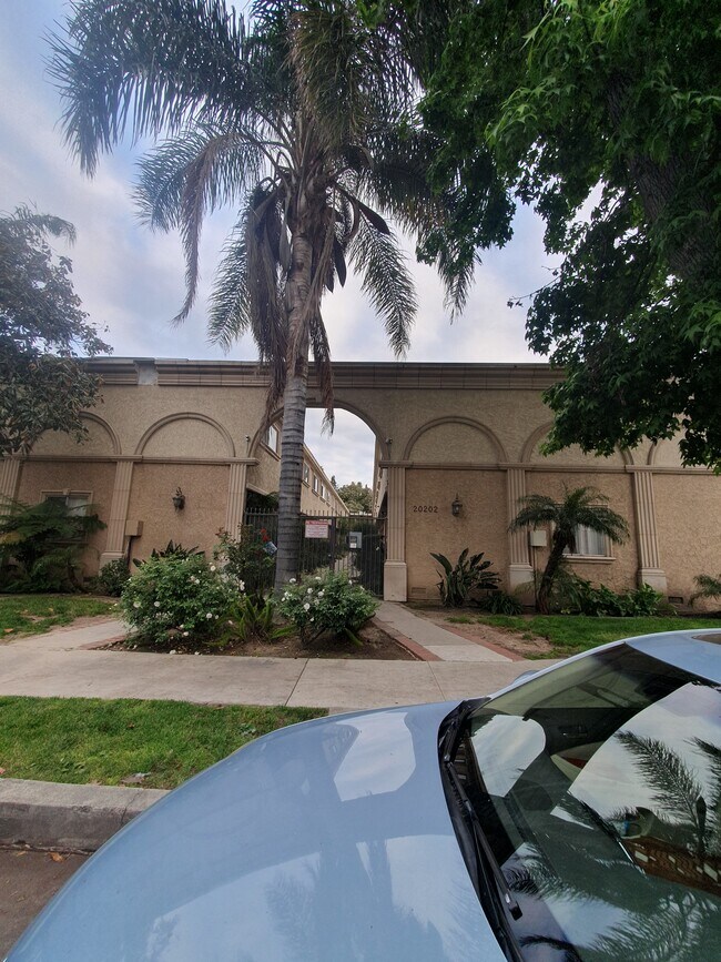 vista frontal del edificio - 20202 Cohasset St