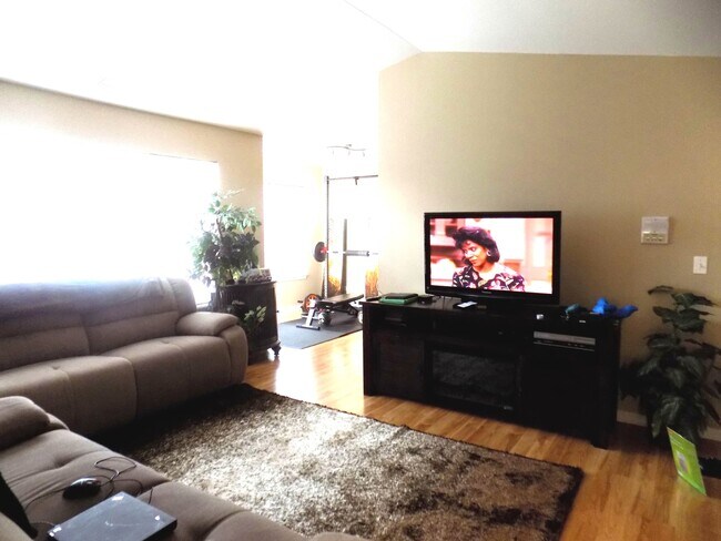 Building Photo - 1303 N Red Oak Cir