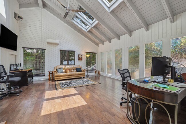 Building Photo - Gorgeous, Fully furnished 3 Bed 3.5 bath h...