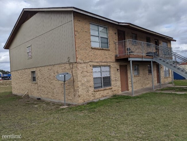Building Photo - 3 br, 1.5 bath Apartment - 511  Reagan Rd
