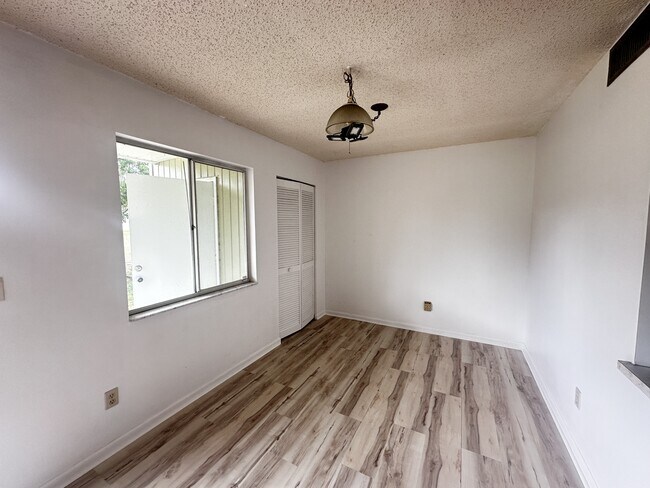 Foto del edificio - 593 Fairways Cir